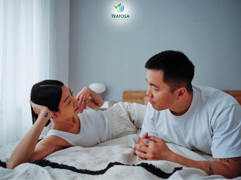 Áp dụng các tư thế giúp “lâu ra” hoặc sử dụng bao cao su chống xuất tinh sớm