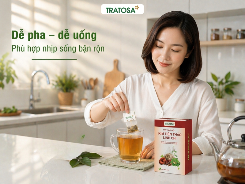 Pha trà kim tiền thảo linh chi túi lọc dễ dàng trong ly thủy tinh, phù hợp người bận rộn