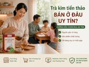 Gia đình sử dụng trà kim tiền thảo linh chi TRATOSA trong không gian bếp ấm áp, sản phẩm đặt trên bàn, phù hợp dùng hằng ngày