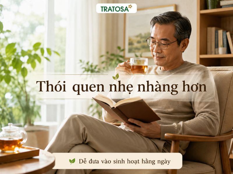Người trung niên uống trà thảo mộc và tìm hiểu dây thìa canh có tác dụng gì