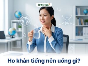Người bị ho khàn tiếng đang uống nước và cảm thấy đau họng
