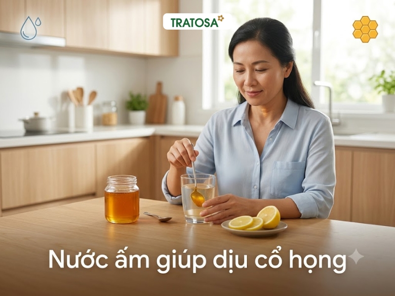Ho Khàn Tiếng Nên Uống Gì Để Cổ Họng Dễ Chịu Hơn? Nước ấm pha chanh và mật ong giúp làm dịu cổ họng