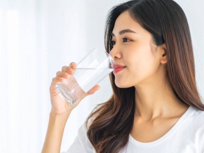 Bệnh Tiểu Đường Uống Nước Gì Tốt? Những Thức Uống Nên Ưu Tiên Khi Kiểm Soát Đường Huyết Người phụ nữ uống nước lọc để bổ sung nước cho cơ thể