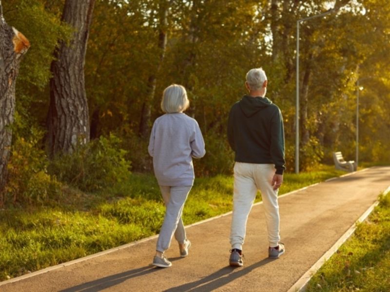 Người lớn tuổi mắc tiểu đường đi bộ an toàn trên đường bằng phẳng