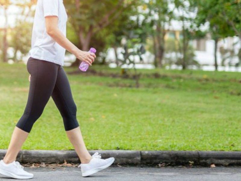 Uống đủ nước khi đi bộ dành cho người bệnh tiểu đường
