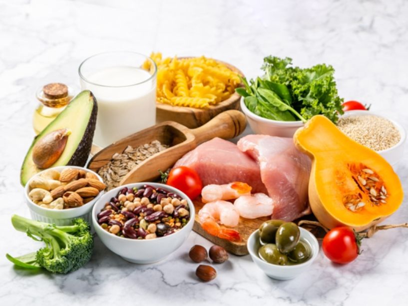 Tiểu đường type 2 kiêng gì? Cách chọn món không làm tăng đường huyết Hình ảnh thực phẩm cân đối gồm rau xanh, đạm nạc, các loại đậu và ngũ cốc trong bài tiểu đường type 2 kiêng gì