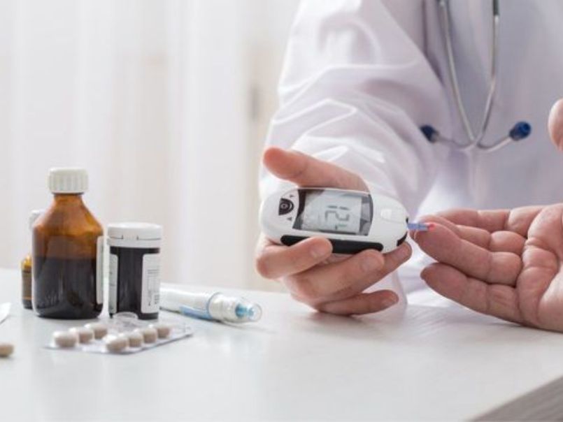 Hướng dẫn cách chăm sóc người cao tuổi bị tiểu đường tại nhà Bác sĩ kiểm tra đường huyết và thuốc cho người cao tuổi